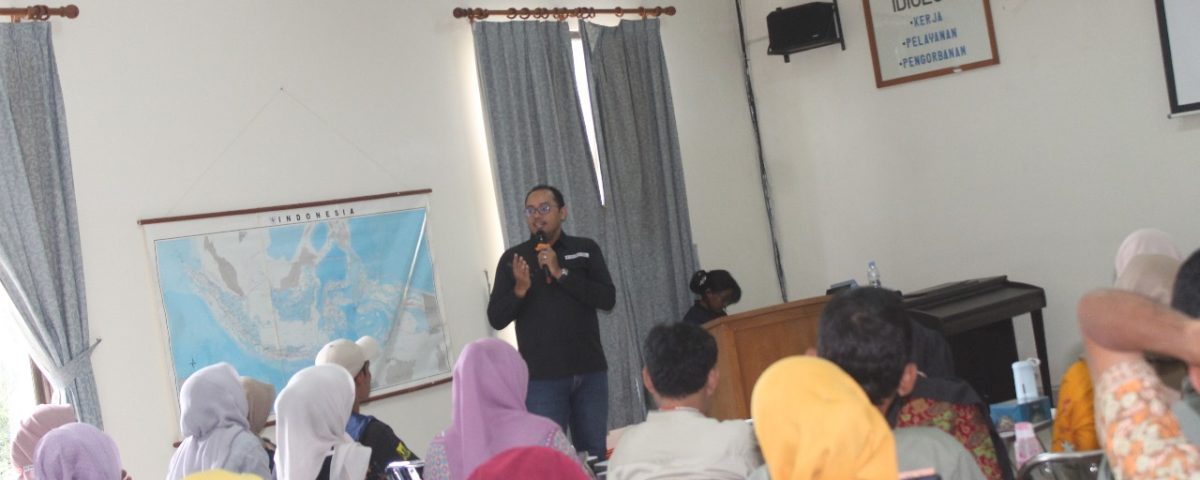 Pembekalan Materi Untuk relawan oleh program manager SCR
