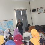 Pembekalan Materi Untuk relawan oleh program manager SCR