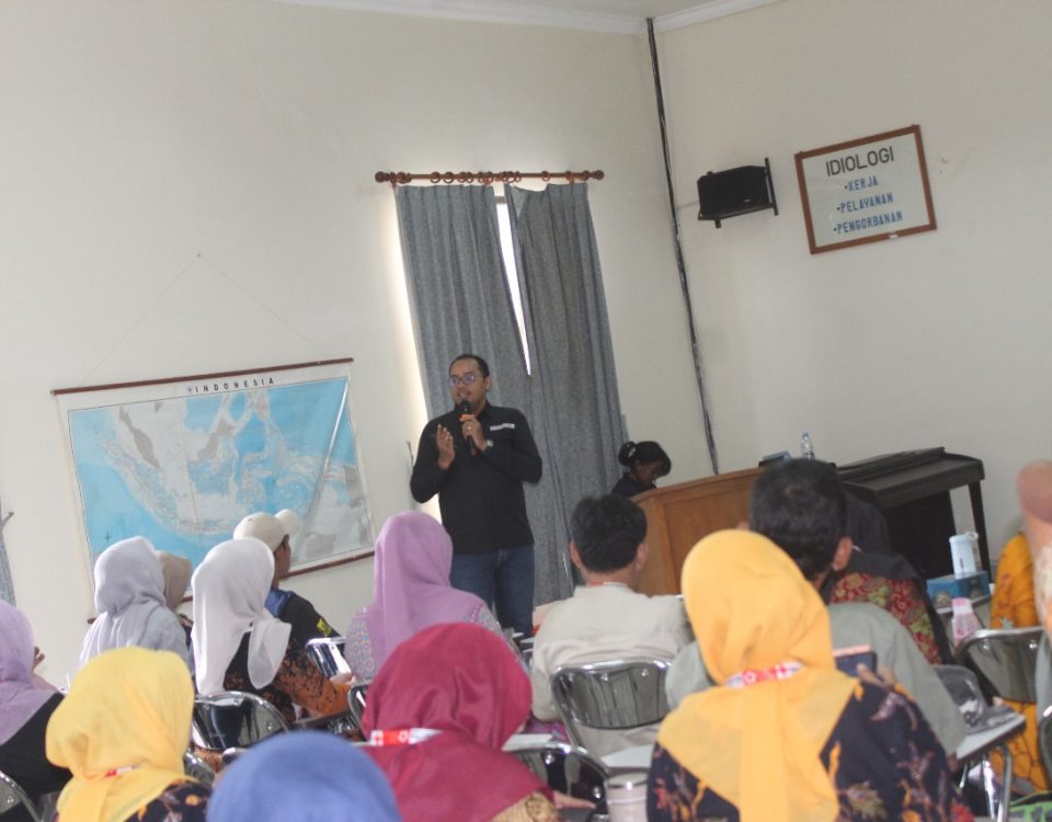 Pembekalan Materi Untuk relawan oleh program manager SCR